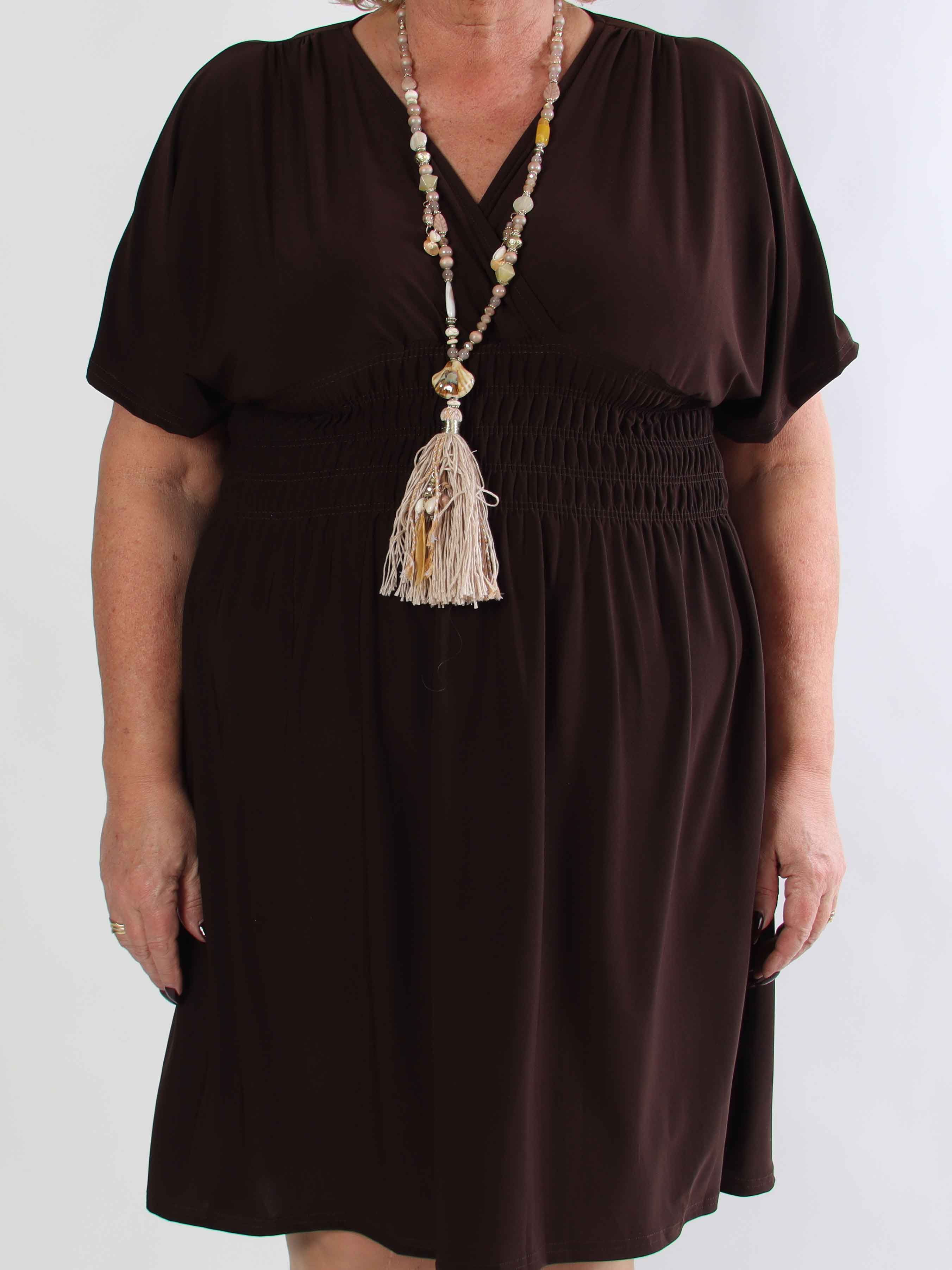 Pams Plain Short - Elastisk plus size kjole med smock i taljen